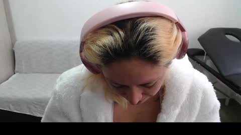 Mia online show from 03/10/25, 07:07