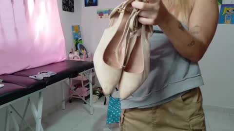 Snapshot of hot_mommymia chatting on 01/17/26, 05:16 Mia online show from 01/17/26, 05:16