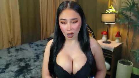 Snapshot of hotevatrans chatting on 11/05/25, 11:05 EVA online show from 11/05/25, 11:05