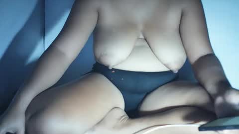 Snapshot of hotflowerclit chatting on 09/24/25, 01:36 hotflowerclit online show from 09/24/25, 01:36