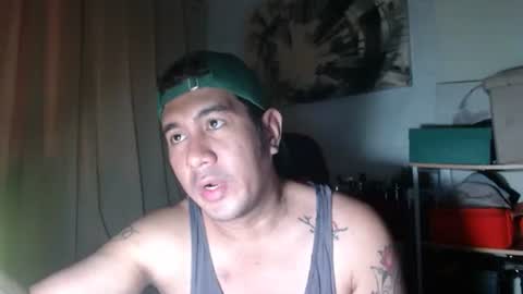 Snapshot of hothunkybear23 chatting on 12/18/25, 01:55 Khel online show from 12/18/25, 01:55