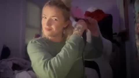 Snapshot of hotmommy1551 chatting on 11/14/25, 06:56 Hannah Montana online show from 11/14/25, 06:56