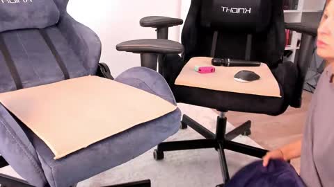 Nessie and Jessie online show from 10/25/25, 10:45