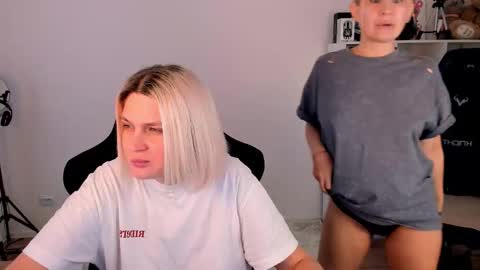 Nessie and Jessie online show from 12/21/25, 11:06