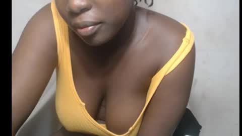 Snapshot of hottylissa1 chatting on 10/13/25, 07:03 hottylissa1 online show from 10/13/25, 07:03