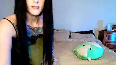 Snapshot of hotwetfreak chatting on 01/27/25, 02:53 Lili Vixen online show from 01/27/25, 02:53