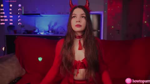 Snapshot of howtomeow chatting on 12/03/25, 05:11 Mia online show from 12/03/25, 05:11