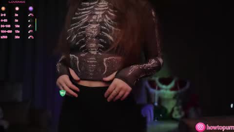 Snapshot of howtomeow chatting on 12/17/25, 05:08 Mia online show from 12/17/25, 05:08