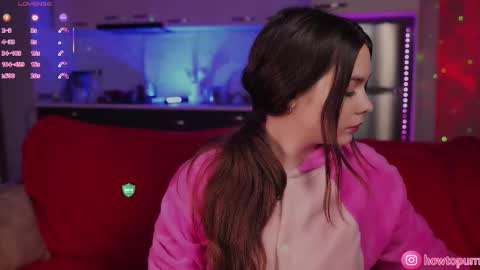 Snapshot of howtomeow chatting on 01/12/26, 05:18 Mia online show from 01/12/26, 05:18