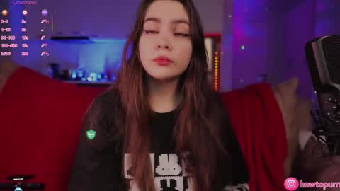 Snapshot of howtomeow chatting on 02/01/26, 05:44 Mia online show from 02/01/26, 05:44