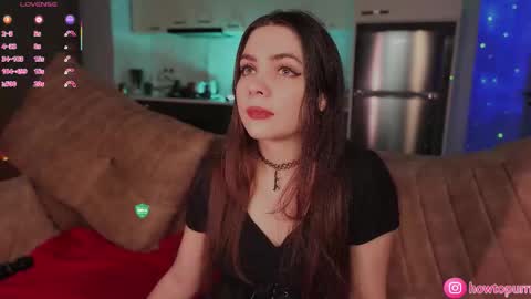 Snapshot of howtomeow chatting on 02/08/26, 05:38 Mia online show from 02/08/26, 05:38