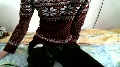 Snapshot of hug_me chatting on 12/18/24, 11:24 Keanu online show from 12/18/24, 11:24