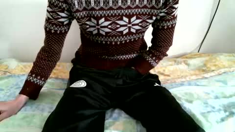 Snapshot of hug_me chatting on 12/19/24, 11:29 Keanu online show from 12/19/24, 11:29