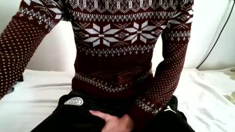 Snapshot of hug_me chatting on 01/19/25, 12:50 Keanu online show from 01/19/25, 12:50