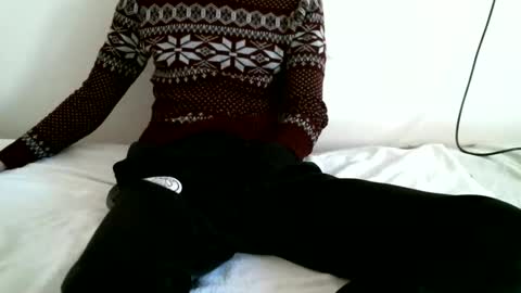 Snapshot of hug_me chatting on 02/20/25, 01:30 Keanu online show from 02/20/25, 01:30