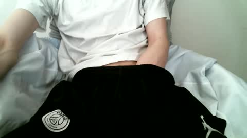 Snapshot of hug_me chatting on 09/10/25, 11:43 Keanu online show from 09/10/25, 11:43