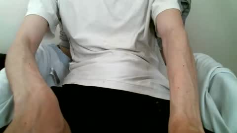 Snapshot of hug_me chatting on 09/13/25, 02:50 Keanu online show from 09/13/25, 02:50