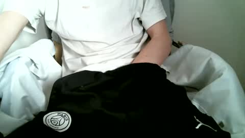 Snapshot of hug_me chatting on 10/27/25, 10:41 Keanu online show from 10/27/25, 10:41