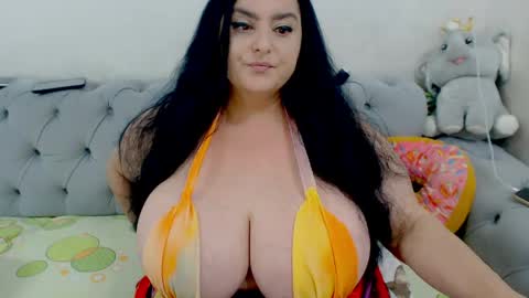 Snapshot of hugeboobsella chatting on 05/17/26, 09:11 Erica online show from 05/17/26, 09:11