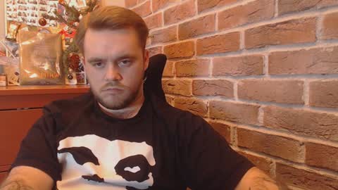 Snapshot of hugo__brad chatting on 01/12/25, 06:16 Hugo online show from 01/12/25, 06:16