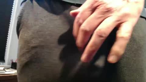 Snapshot of hung_hot_fit10 chatting on 10/27/25, 01:04 Big uncut cock dripping online show from 10/27/25, 01:04