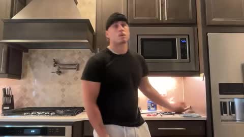 Snapshot of hungkingg22 chatting on 09/22/25, 04:09 hungkingg22 online show from 09/22/25, 04:09