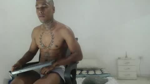 Snapshot of hunting_blondes chatting on 03/25/26, 10:05 hunting_blondes online show from 03/25/26, 10:05