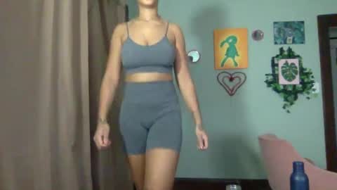 Snapshot of hunyybunz chatting on 01/08/25, 04:11 Goddess Hunyy online show from 01/08/25, 04:11