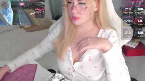 HiI am  EvaPVT is open  online show from 01/10/26, 03:14