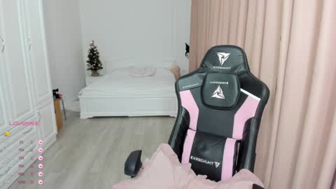 Cassie  STREAMS HERE EVERYDAY online show from 12/24/24, 12:00