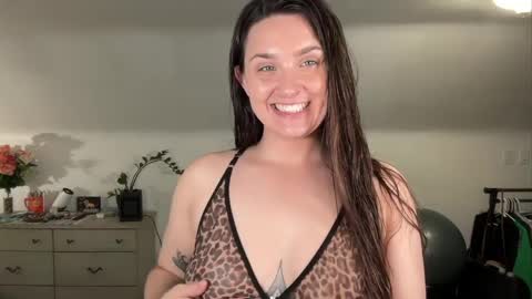 Snapshot of iamcrystalann chatting on 05/27/26, 03:53 Crystal online show from 05/27/26, 03:53