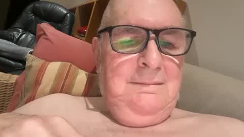 Snapshot of ian53a chatting on 01/27/25, 06:52 ian53a - mature UK man for same online show from 01/27/25, 06:52