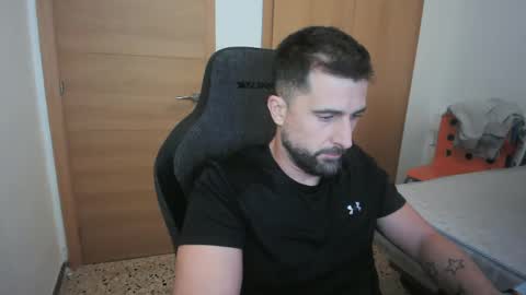 Snapshot of iberian_macho chatting on 10/16/25, 06:36 iberian_macho online show from 10/16/25, 06:36