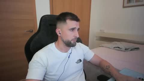 Snapshot of iberian_macho chatting on 10/24/25, 04:36 iberian_macho online show from 10/24/25, 04:36