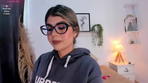 ice_y_abigail online show from 11/12/25, 12:05