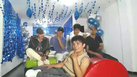 Snapshot of icevermilk chatting on 02/06/25, 05:30 THOMAS AND DAMIAND online show from 02/06/25, 05:30