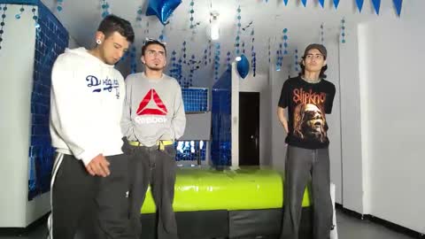 Snapshot of icevermilk chatting on 03/03/25, 12:58 THOMAS AND DAMIAND online show from 03/03/25, 12:58