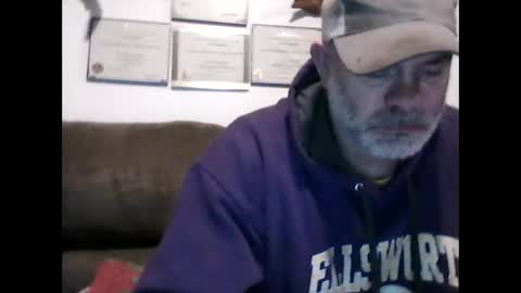 idkwhyidothis348732 online show from 02/18/25, 12:48