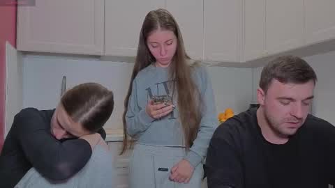 Julia and Mira online show from 12/05/25, 10:35