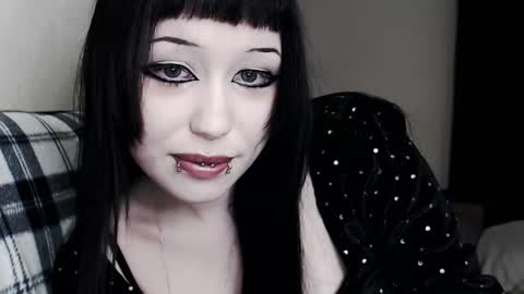 Snapshot of iiiiiiis chatting on 10/18/25, 11:16 iiiiiiis online show from 10/18/25, 11:16