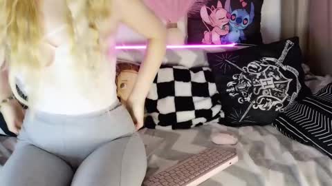 Snapshot of iloveextremestuff chatting on 02/20/25, 08:03 nicollee online show from 02/20/25, 08:03