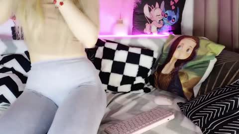 Snapshot of iloveextremestuff chatting on 03/11/25, 07:58 nicollee online show from 03/11/25, 07:58