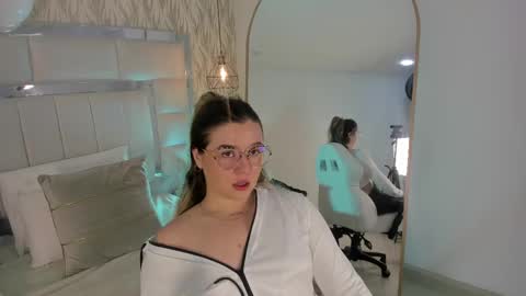 DAHLIA online show from 09/17/25, 09:27