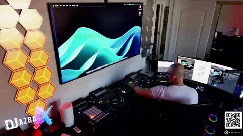 Snapshot of imdjazra chatting on 04/11/26, 03:27 DJ Azra online show from 04/11/26, 03:27