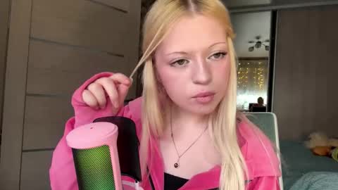 Lola online show from 03/06/26, 10:23