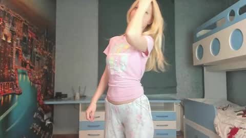 Snapshot of incredible__shell_ chatting on 04/14/26, 08:37 Masha online show from 04/14/26, 08:37