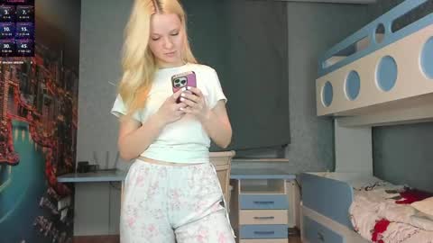 Snapshot of incredible__shell_ chatting on 05/05/26, 07:55 Masha online show from 05/05/26, 07:55