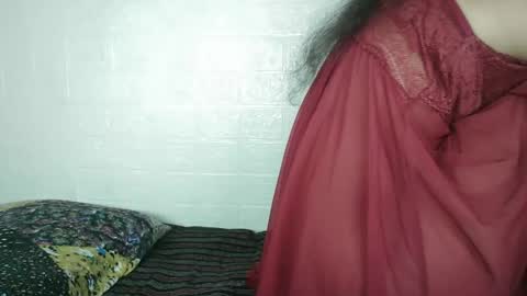 Snapshot of indian_saanvi chatting on 12/21/25, 07:48 Saanu online show from 12/21/25, 07:48