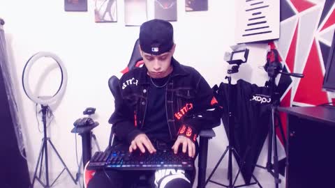 Snapshot of indomitablebeast chatting on 11/12/25, 05:30 matias online show from 11/12/25, 05:30