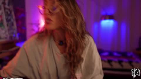 Snapshot of informal_ chatting on 09/15/25, 12:21 MAL ---  online show from 09/15/25, 12:21